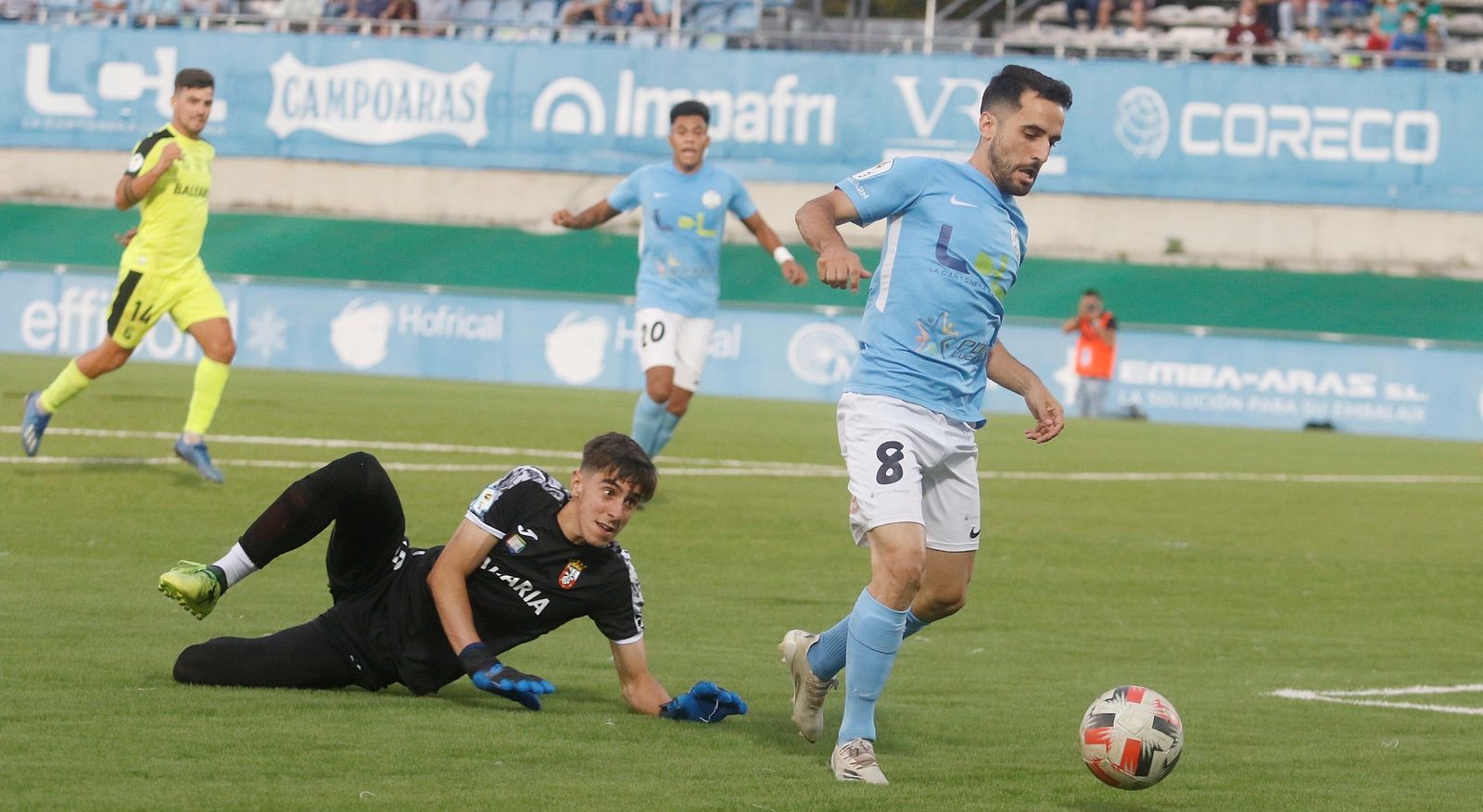 Mario Ruiz deja atrás al portero del Ceuta, en el último partido del curso del Ciudad de Lucena.