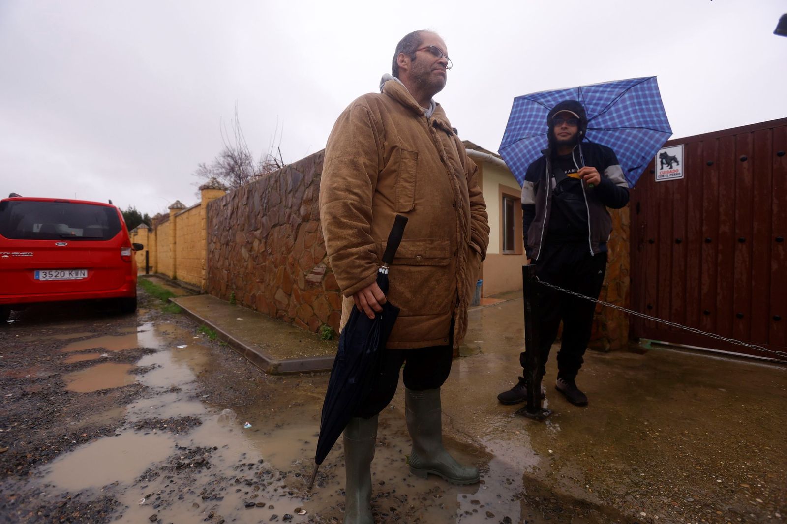 Los vecinos de la parcelación de Guadalvalle de Córdoba miran con temor la crecida del Guadalquivir