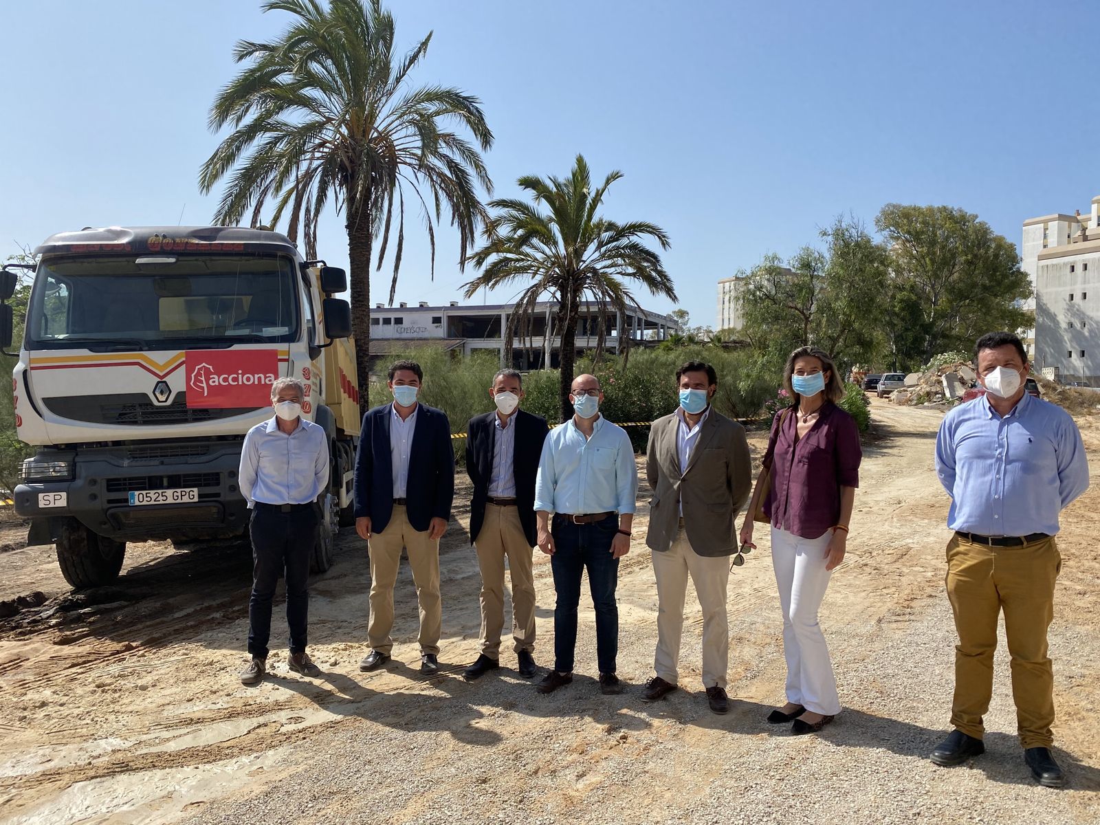 Los responsables municipales, junto a representantes de Acciona en la visita.