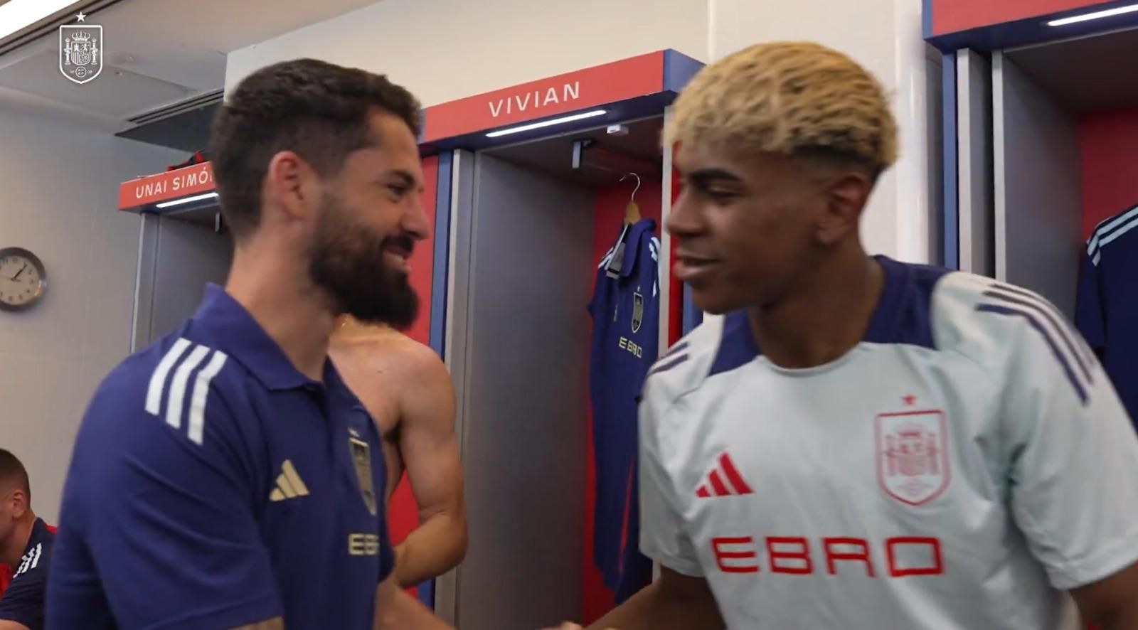 Isco se abraza a Lamine en el vestuario de la Selección Isco se abraza a Lamine en el vestuario de la Selección