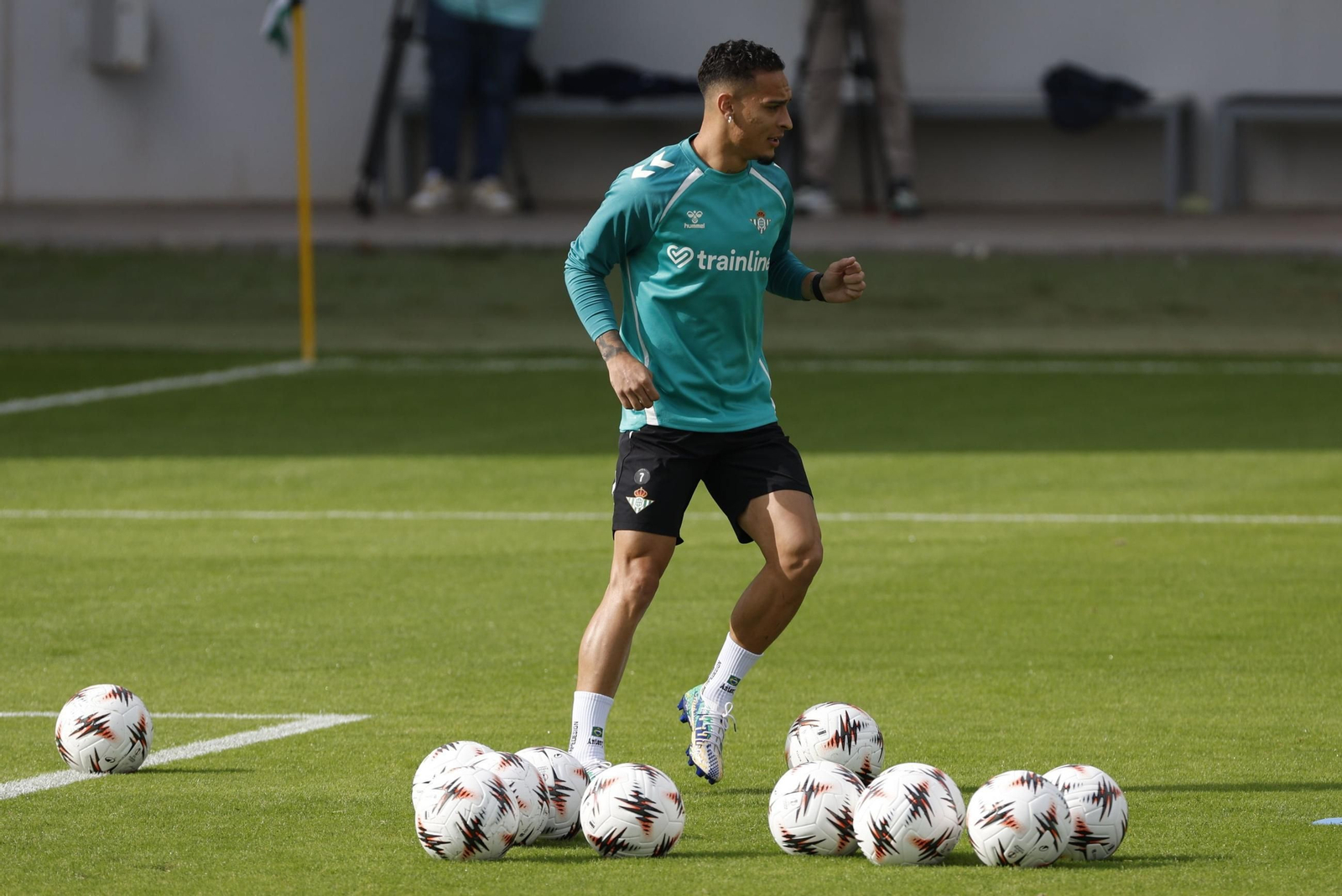 Antony, en el entrenamiento previo al encuentro de este jueves contra el Lyon. Antony, en el entrenamiento previo al encuentro de este jueves contra el Lyon.