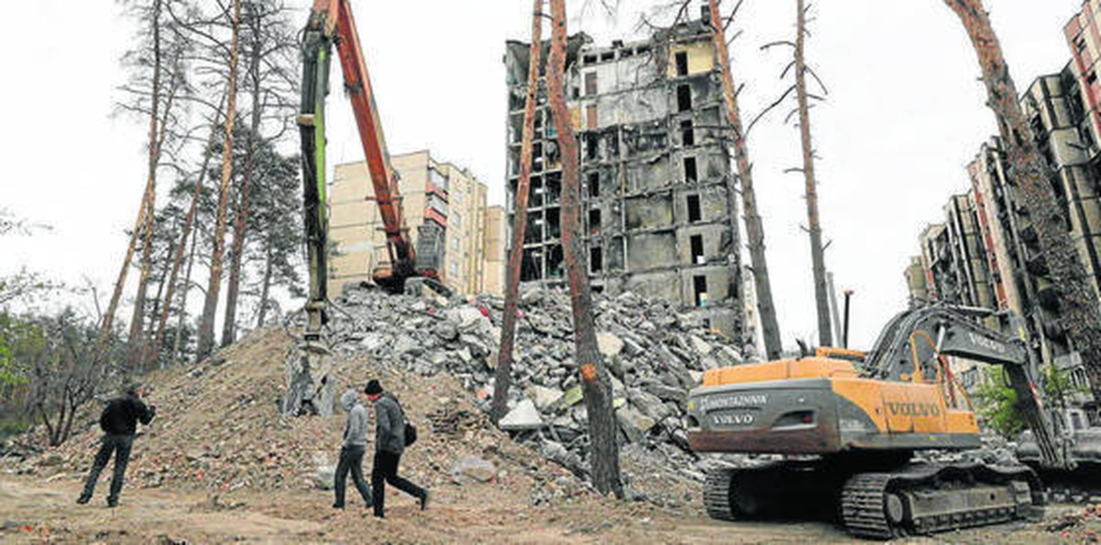 Varias personas pasan ante un edificio destruido en Irpin, cerca de Kiev.