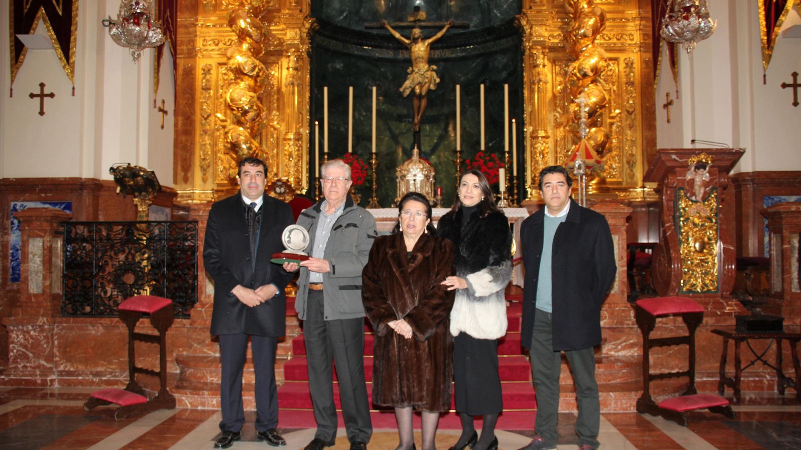 La familia de Peregil y Ángel Vela, a los pies del Cachorro, en la entrega del XI Memorial Peregil..