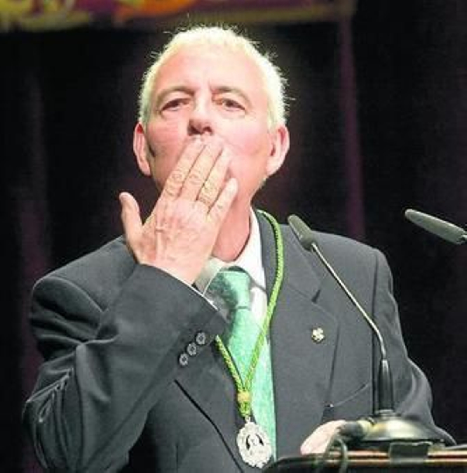 Joaquín Caro Romero lanza un beso a su familia.