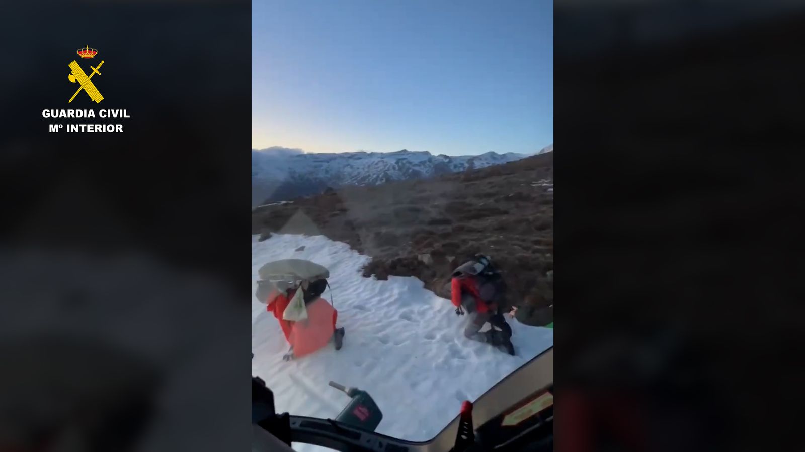 Rozan la tragedia: Todas las imágenes del rescate de 17 montañeros en Sierra Nevada