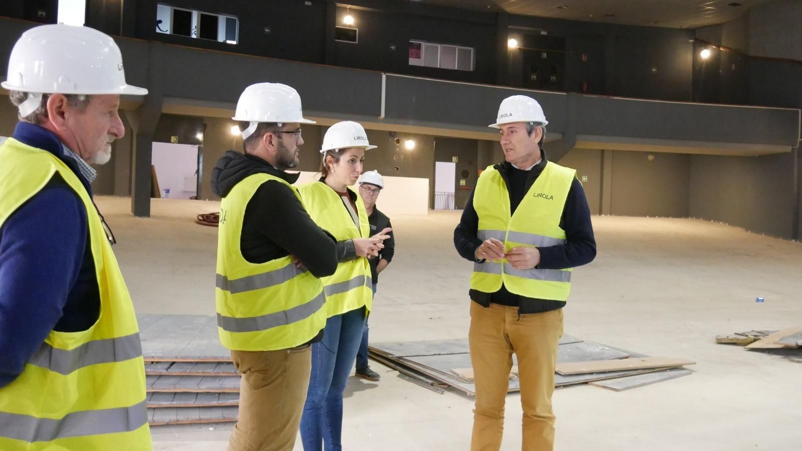 El alcalde Manuel Cortés y varios ediles, en el Centro Cultural.