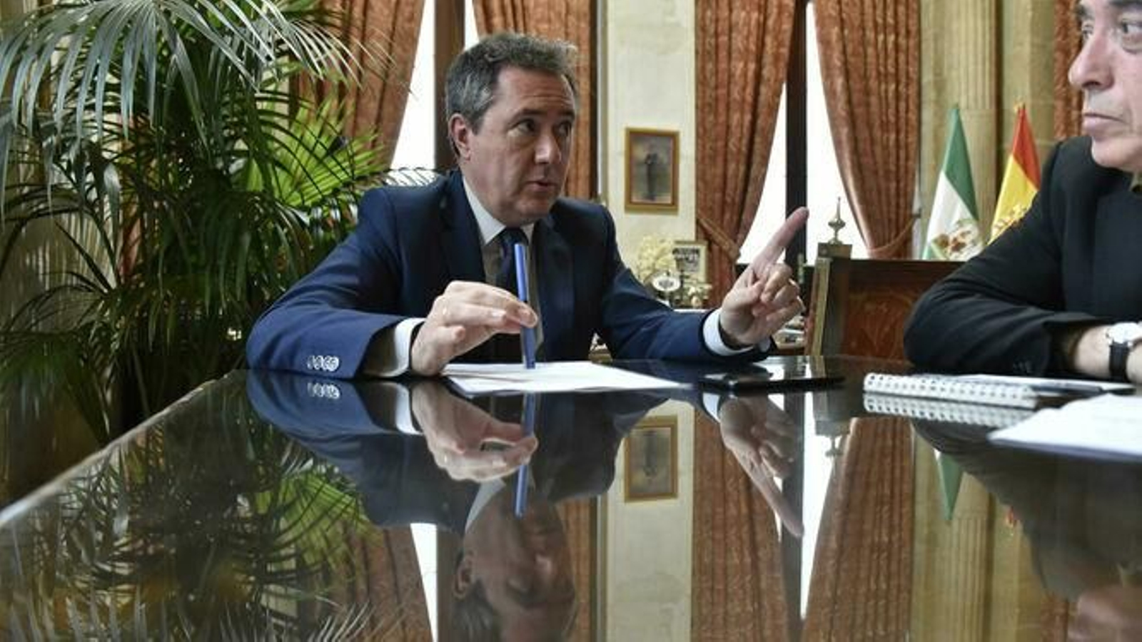 Juan Espadas, en su despacho de alcalde, en una imagen de archivo.