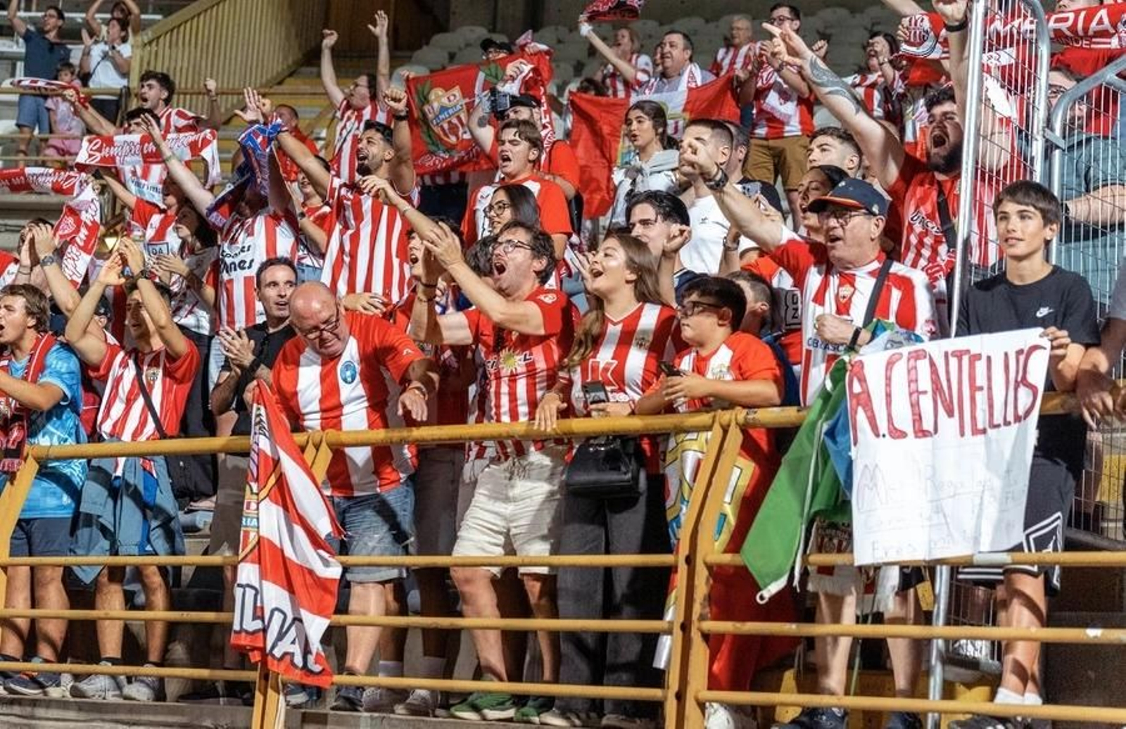 Aficionados del conjunto rojiblanco desplazados el pasado domingo en el Reino de León en la visita a la Cultural Leonesa.