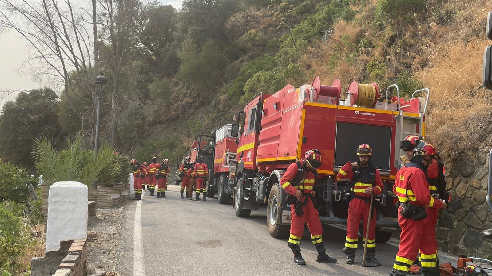 Efectivos junto a uno de los camiones que intervienen en el incendio Efectivos junto a uno de los camiones que intervienen en el incendio