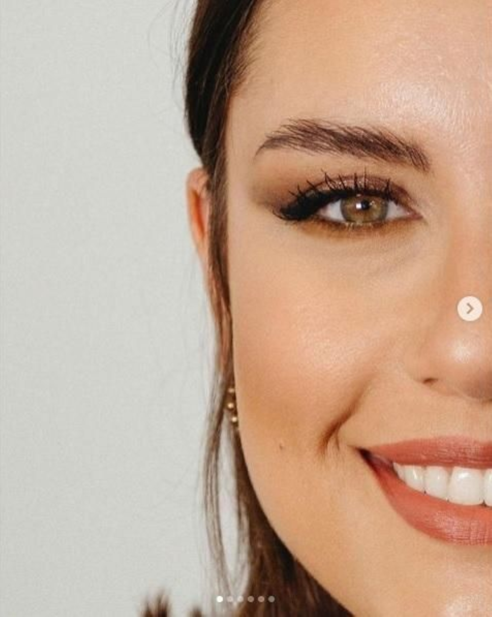 Cejas laminas y bien peinadas. Cejas laminas y bien peinadas.