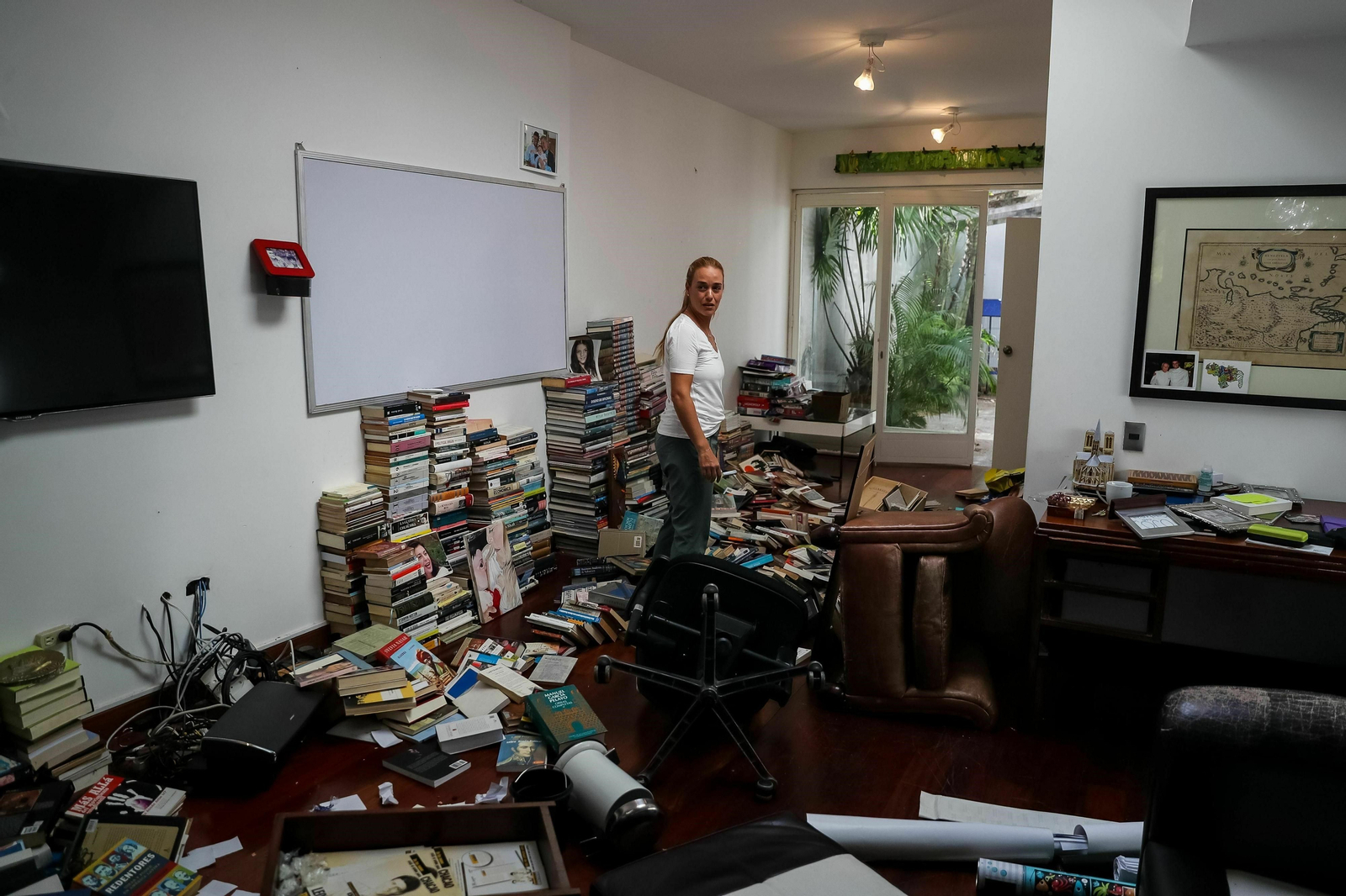 Interior de la casa del opositor Leopoldo López tras ser allanada y robada