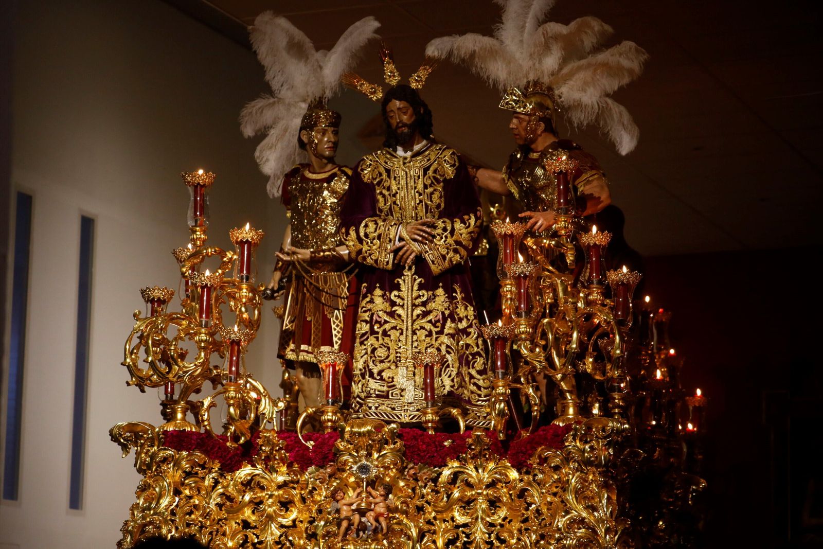 La lluvia frustra la salida de la hermandad de la Estrella el Lunes Santo, en imágenes