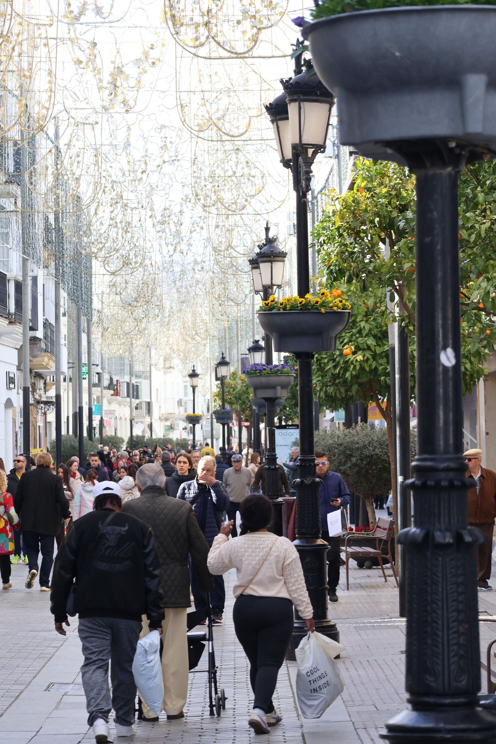 Numerosas personas pasean por el centro de Chiclana