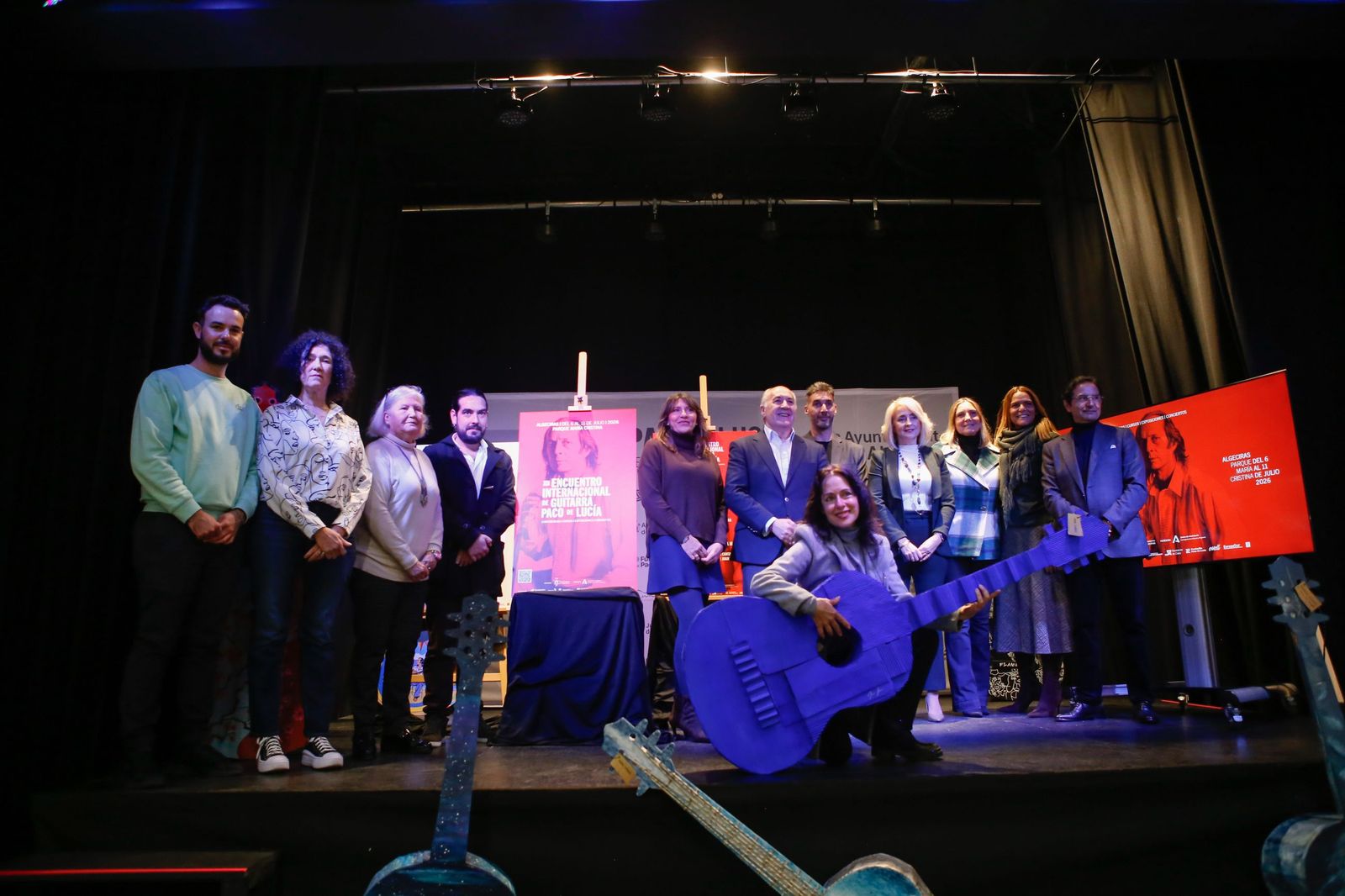 Los organizadores posan con los autores de las guitarras que ilustraron la presentación