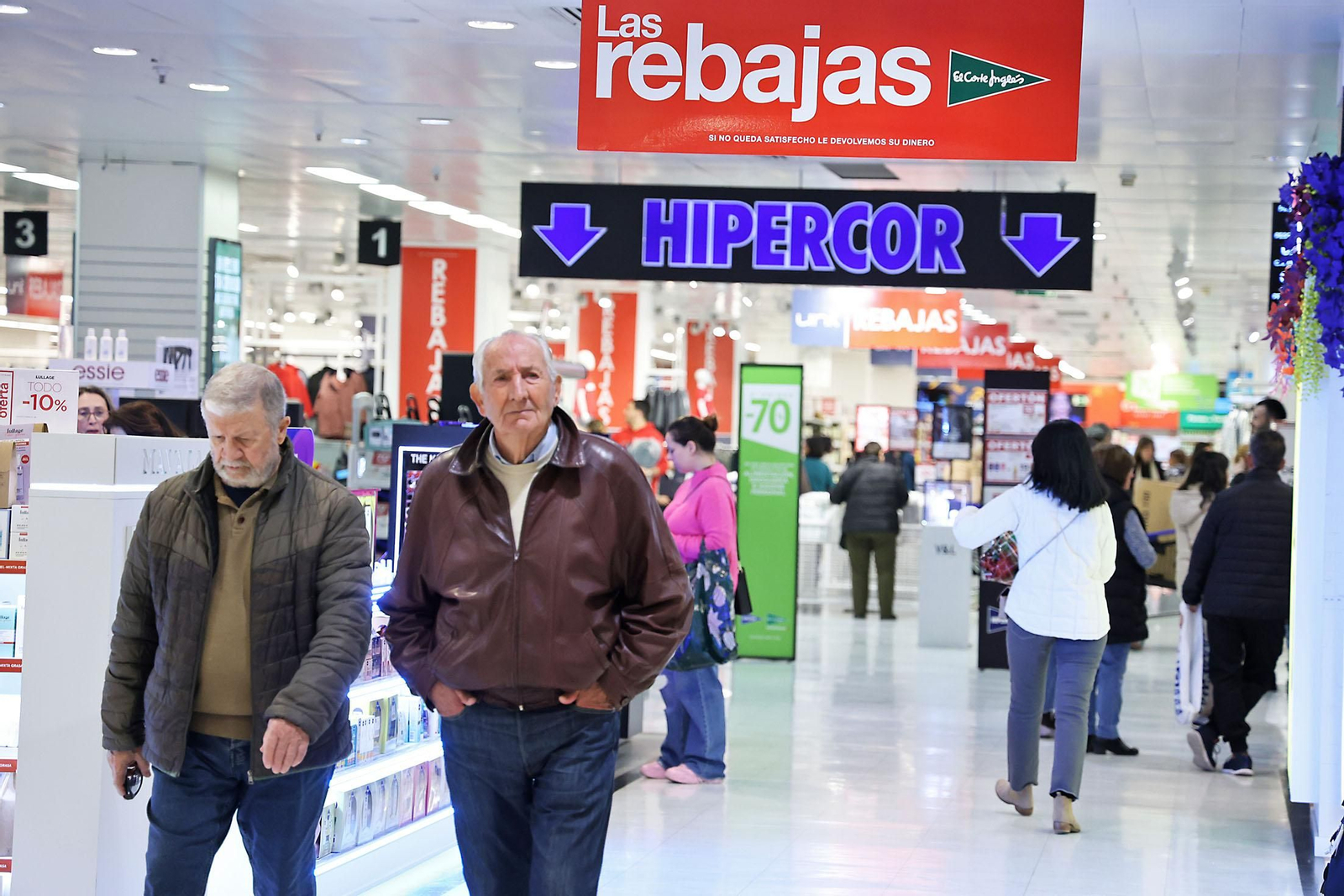 Imágenes del comienzo de las rebajas en Huelva