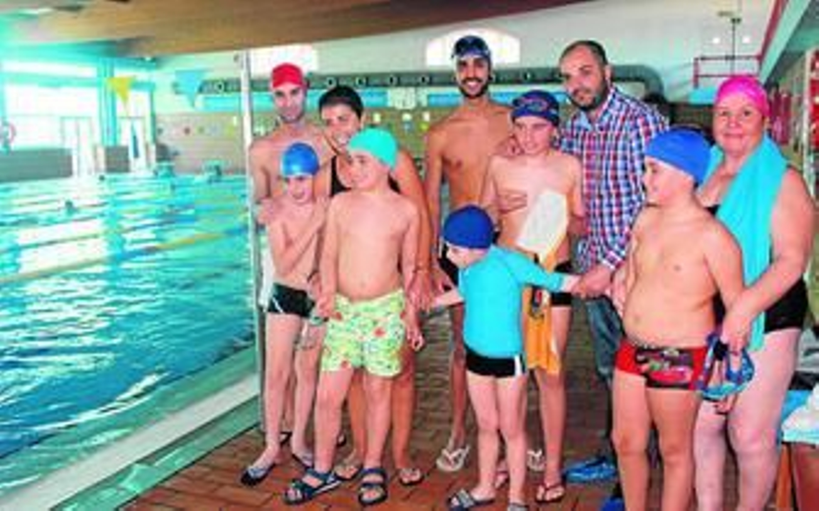 Concejal, voluntarios, docentes y usuarios del programa posando en una foto de familia.