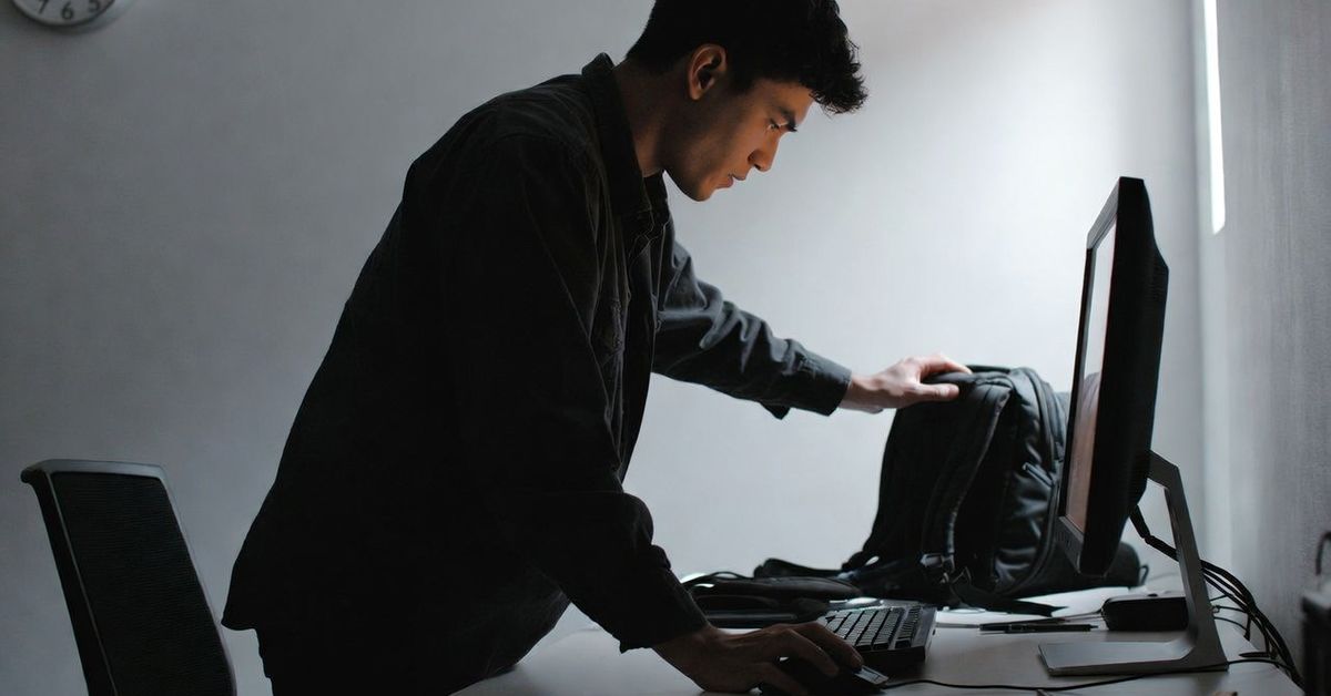 El Supremo lo confirma: avalan sancionar a un trabajador que se va a la hora en punto, tras dejar de trabajar antes