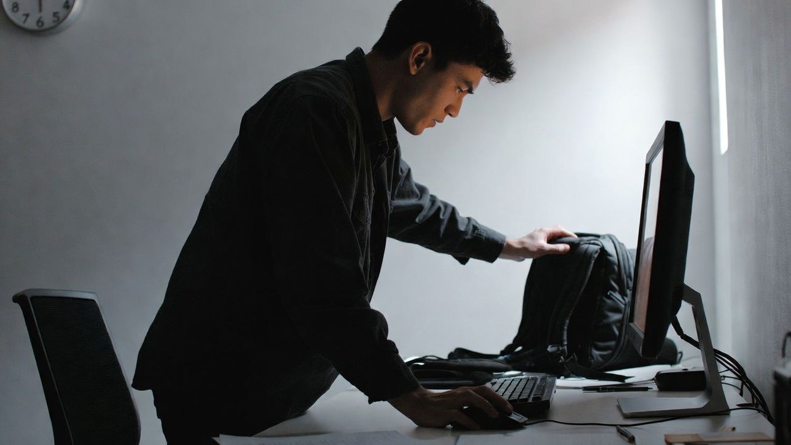 Un joven recoge sus cosas para irse