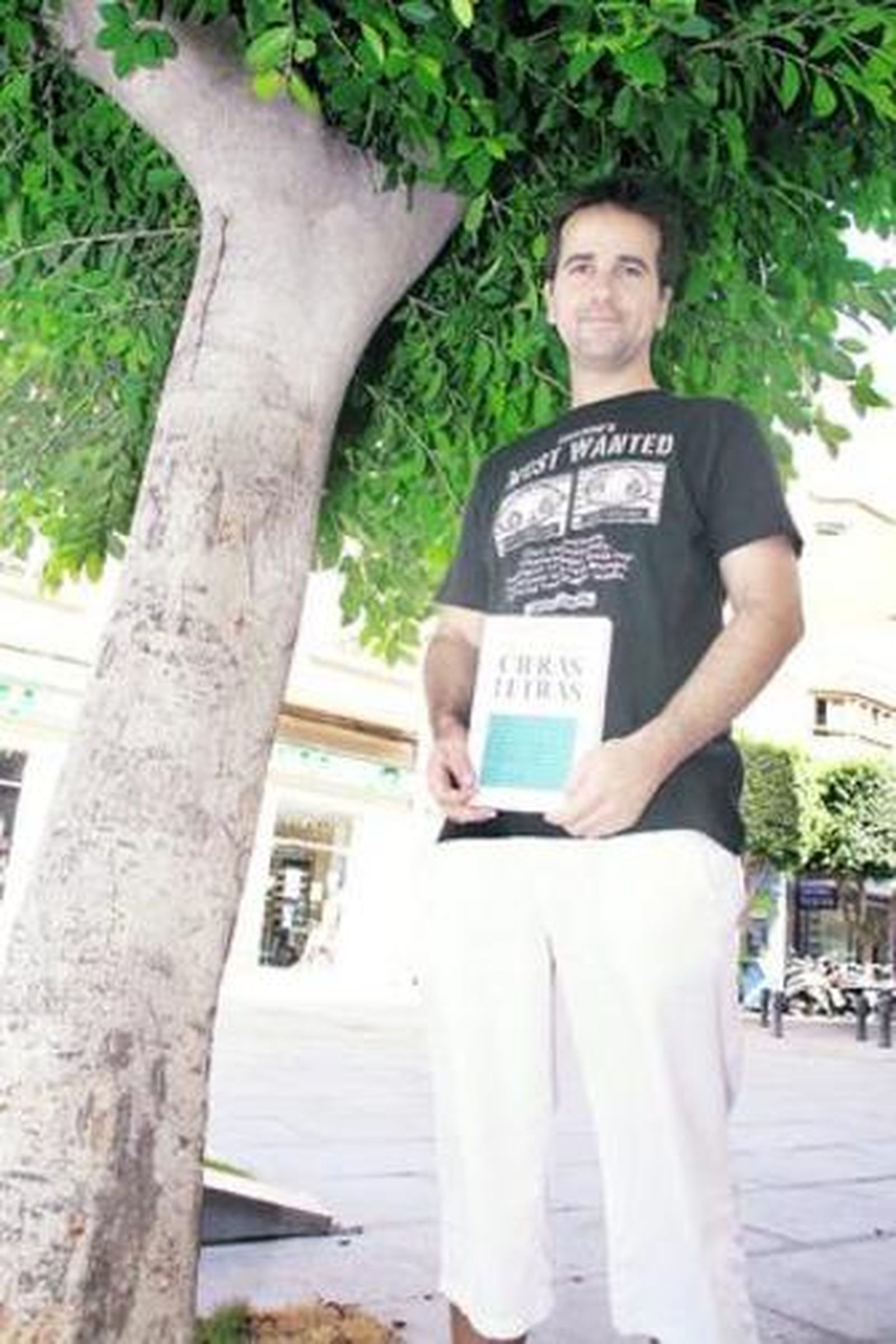 Francisco Segura se encuentra actualmente de promoción con su libro.