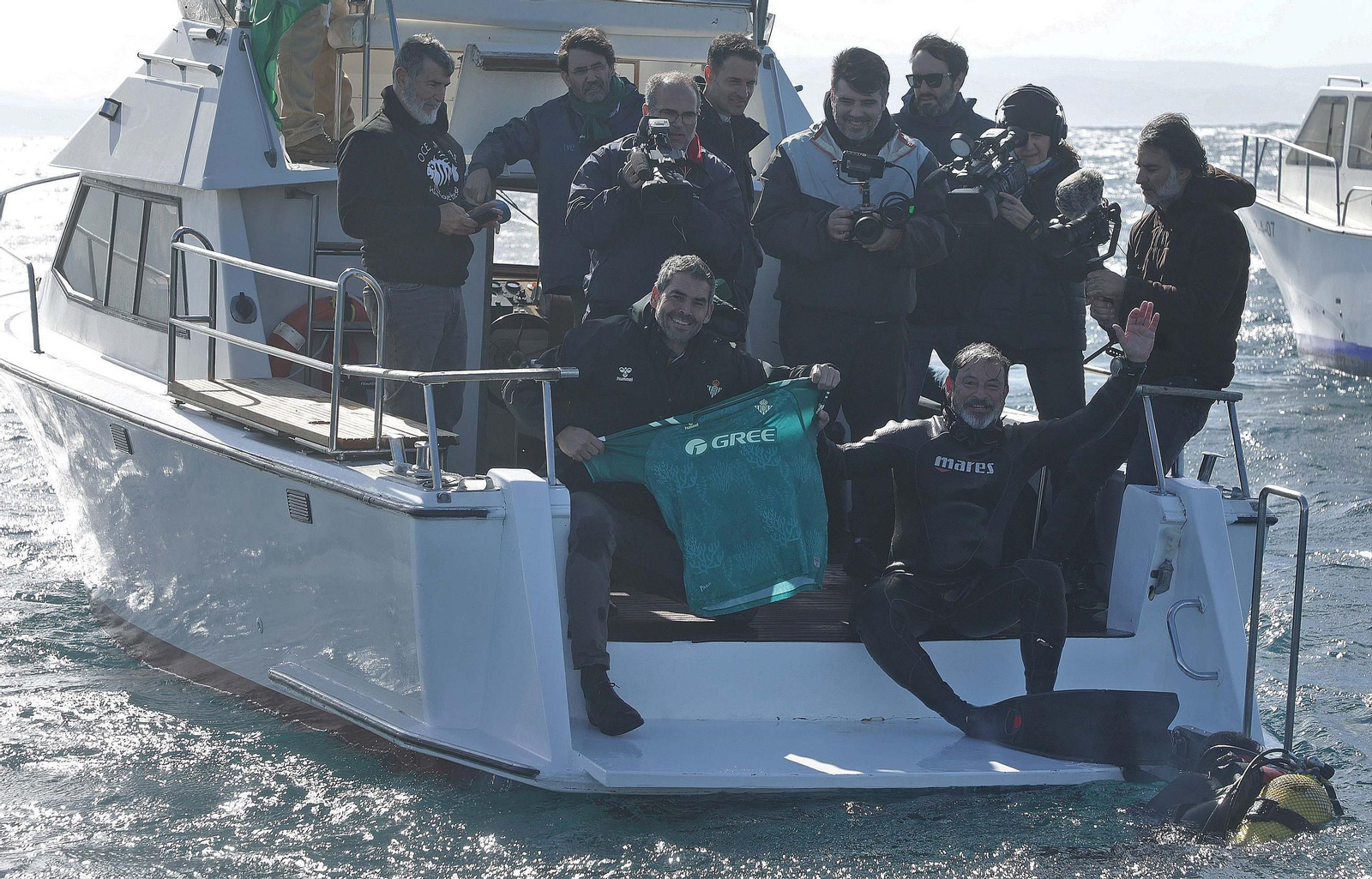 Fotos de la nueva camiseta ecológica del Real Betis fabricada con algas