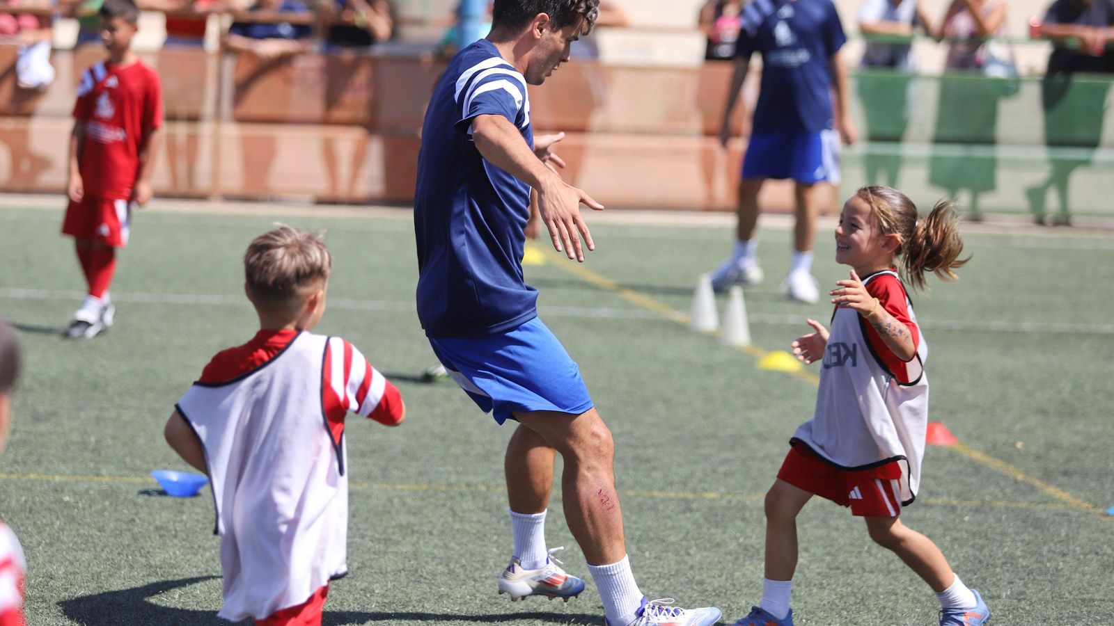 La visita de Brahim Díaz a su campus, en fotos