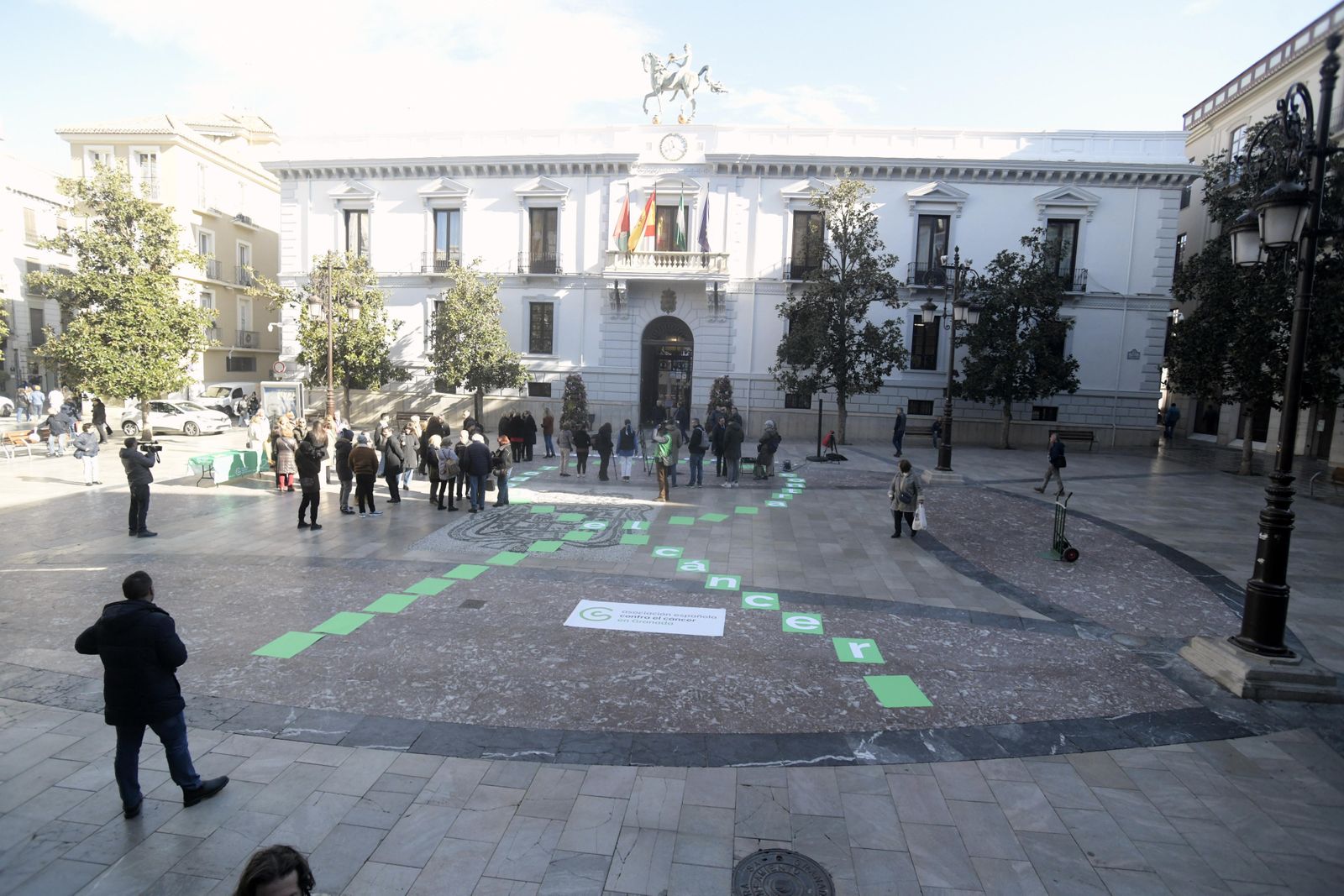 Lazo verde dibujado en la Plaza del Carmen de Granada