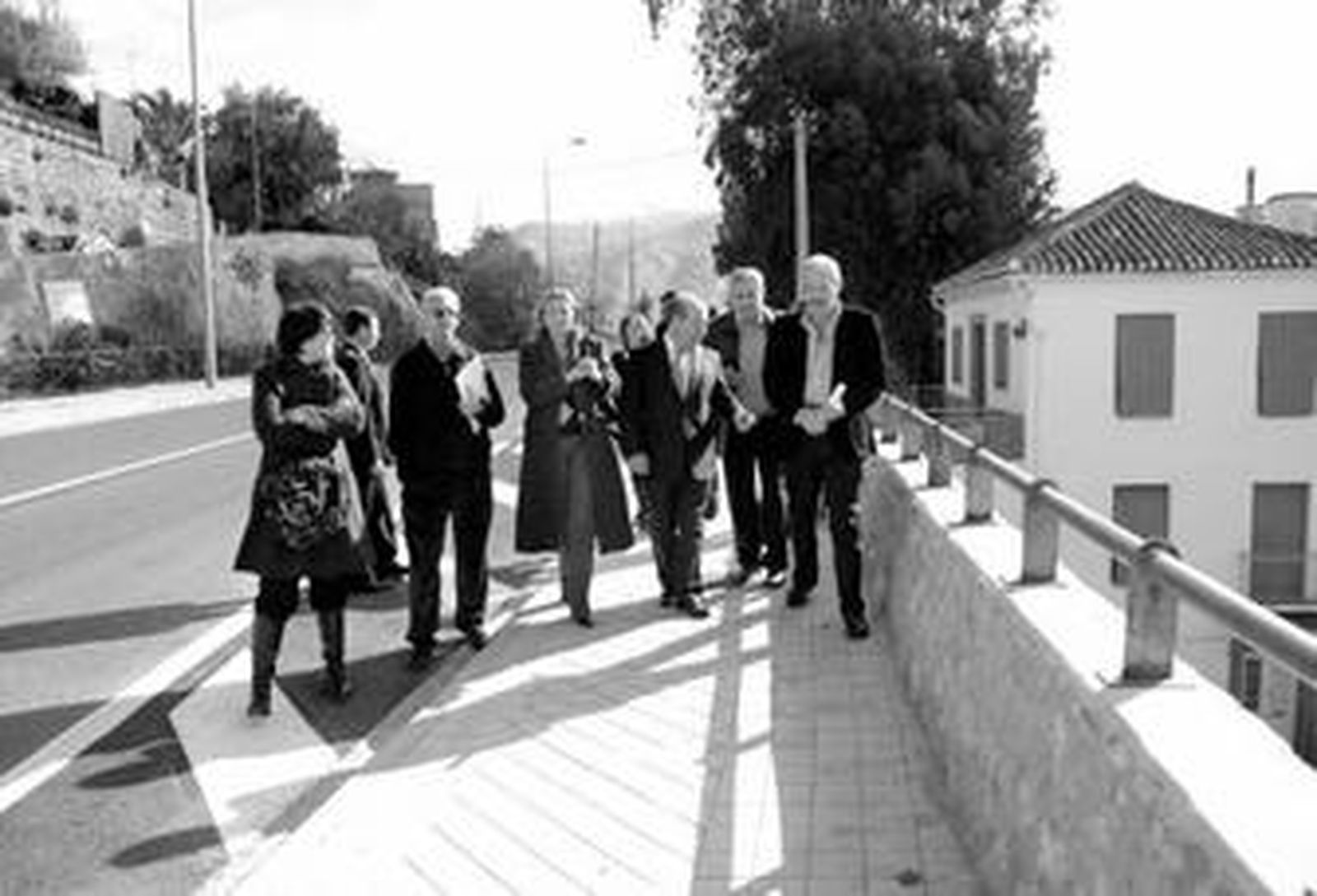 El alcalde y parte de la corporación municipal durante la visita a la carretera, ayer.