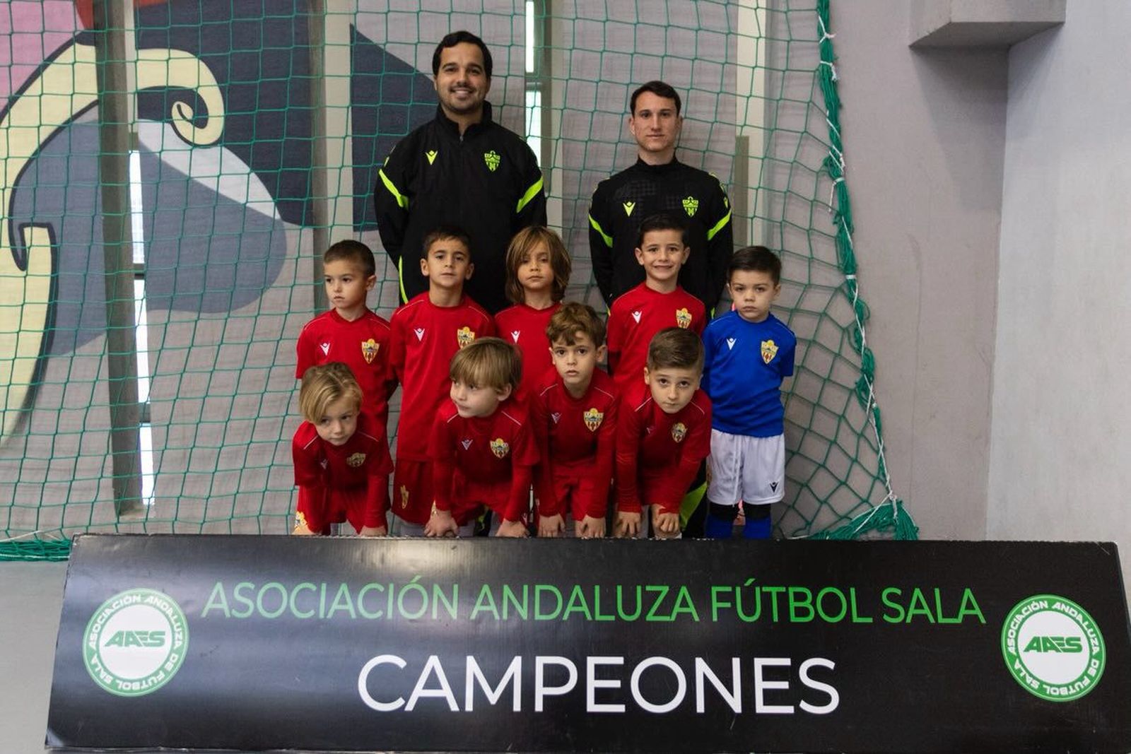 Foto de equipo de los jugadores de la categoría bebé de la UD Almería que participó en la competición.