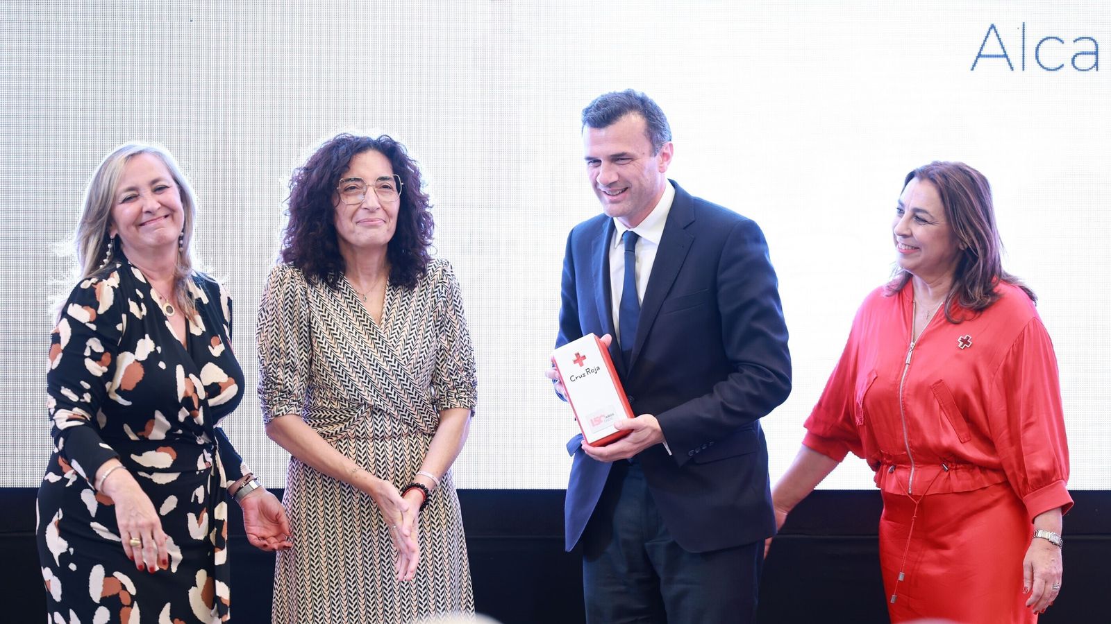 El alcalde de Cádiz, con las presidentas de Cruz Roja.