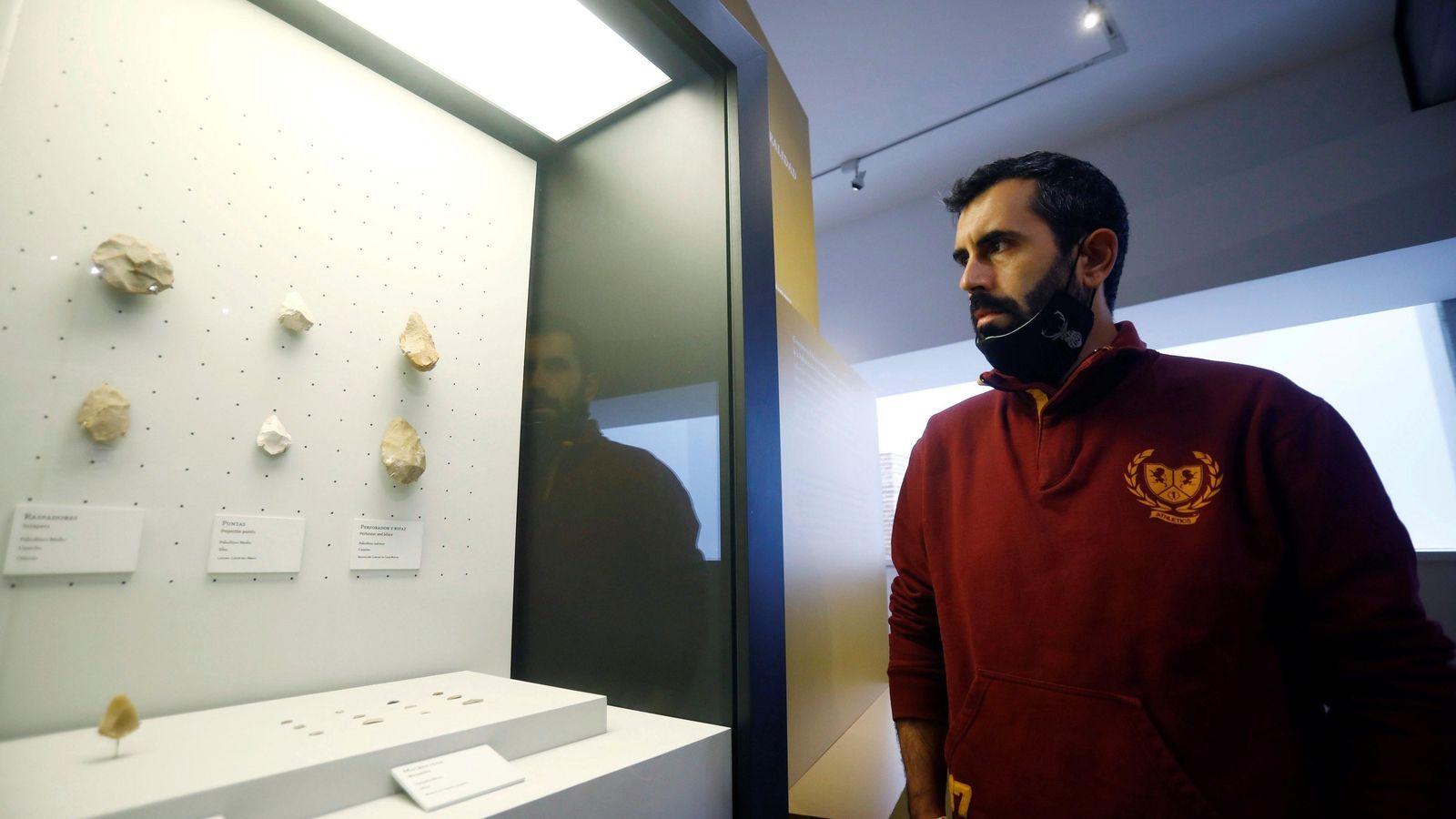 Manuel Bermúdez observa las piezas del Museo Arqueológico de Córdoba.