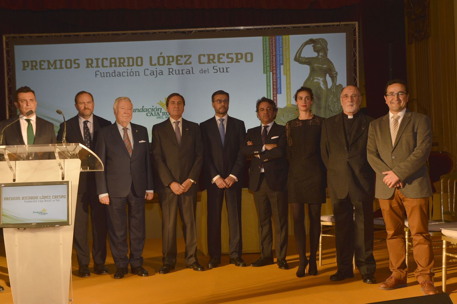 En la imagen de arriba, un momento de la entrega de los Premios Ricardo López Crespo, en su octava edición celebrada en 2018. En la imagen de abajo, un momento de la famosa carrera de caballos de Sanlúcar de Barrameda (Cádiz), donde la Fundación Caja Rural del Sur entrega su premio todos los años.