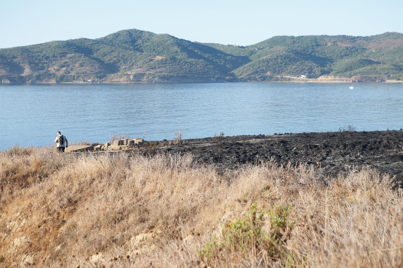 Daños en el Parque Centenario de Algeciras tras el incendio nocturno, en imágenes