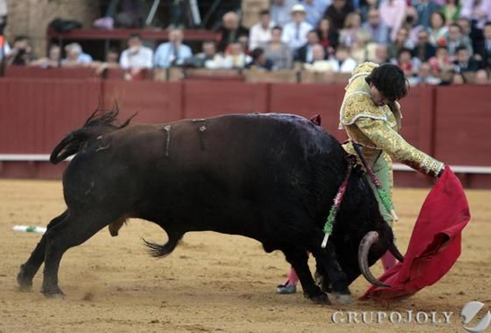 Curro Díaz con el quinto toro.

Foto: Juan Carlos Munoz