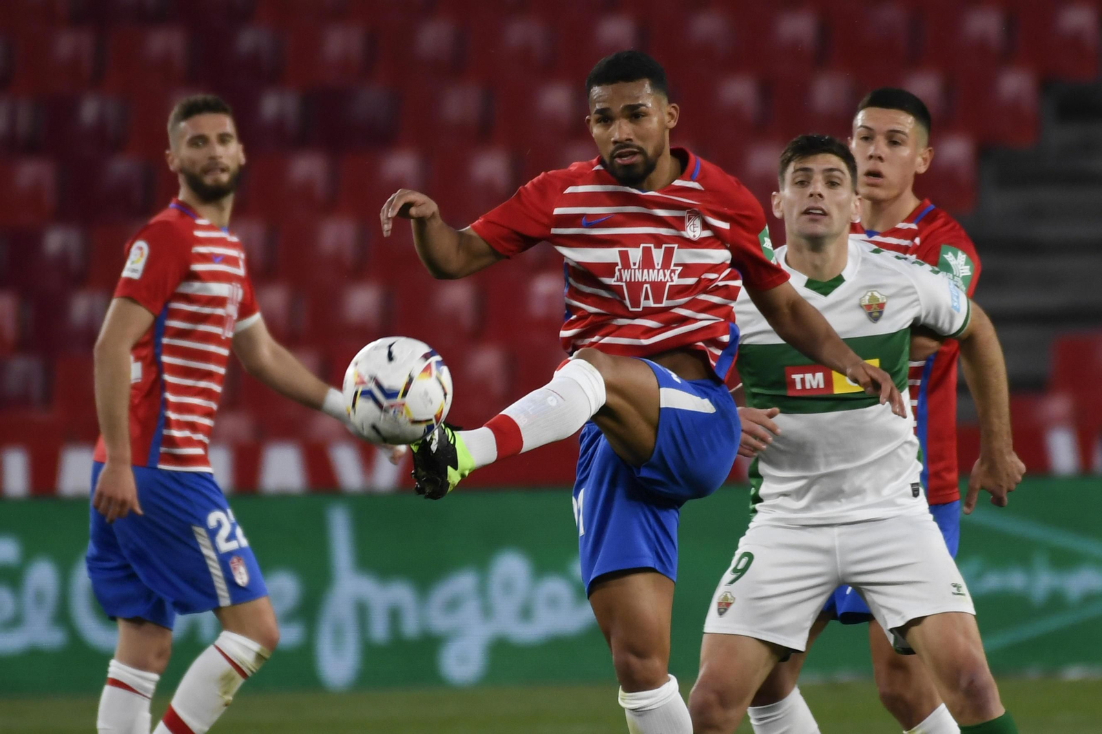 Yangel Herrera controla un balón en la medular.