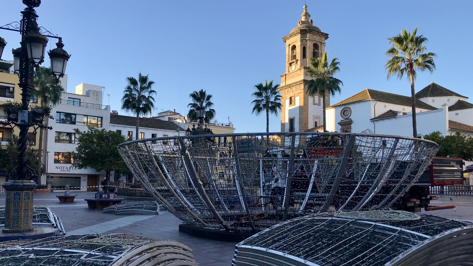 La Plaza Alta de Algeciras guarda el secreto de la gran bola navideña en construcción.