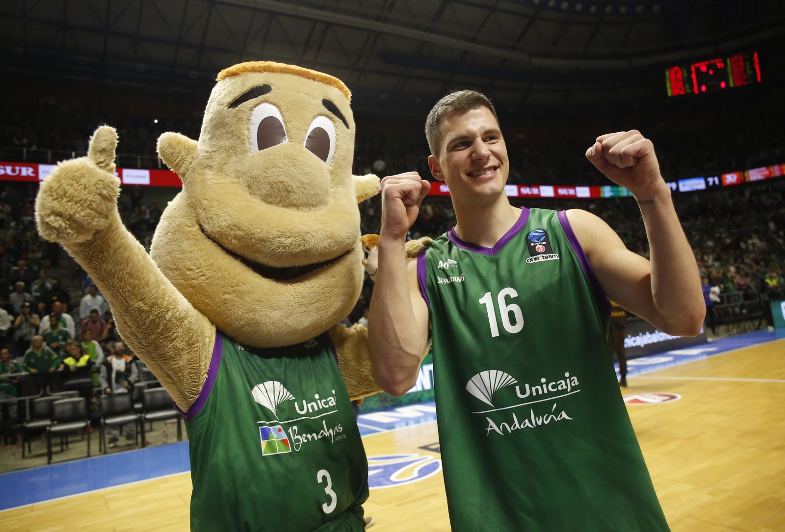 Nedovic festeja con Chicui el triunfo.