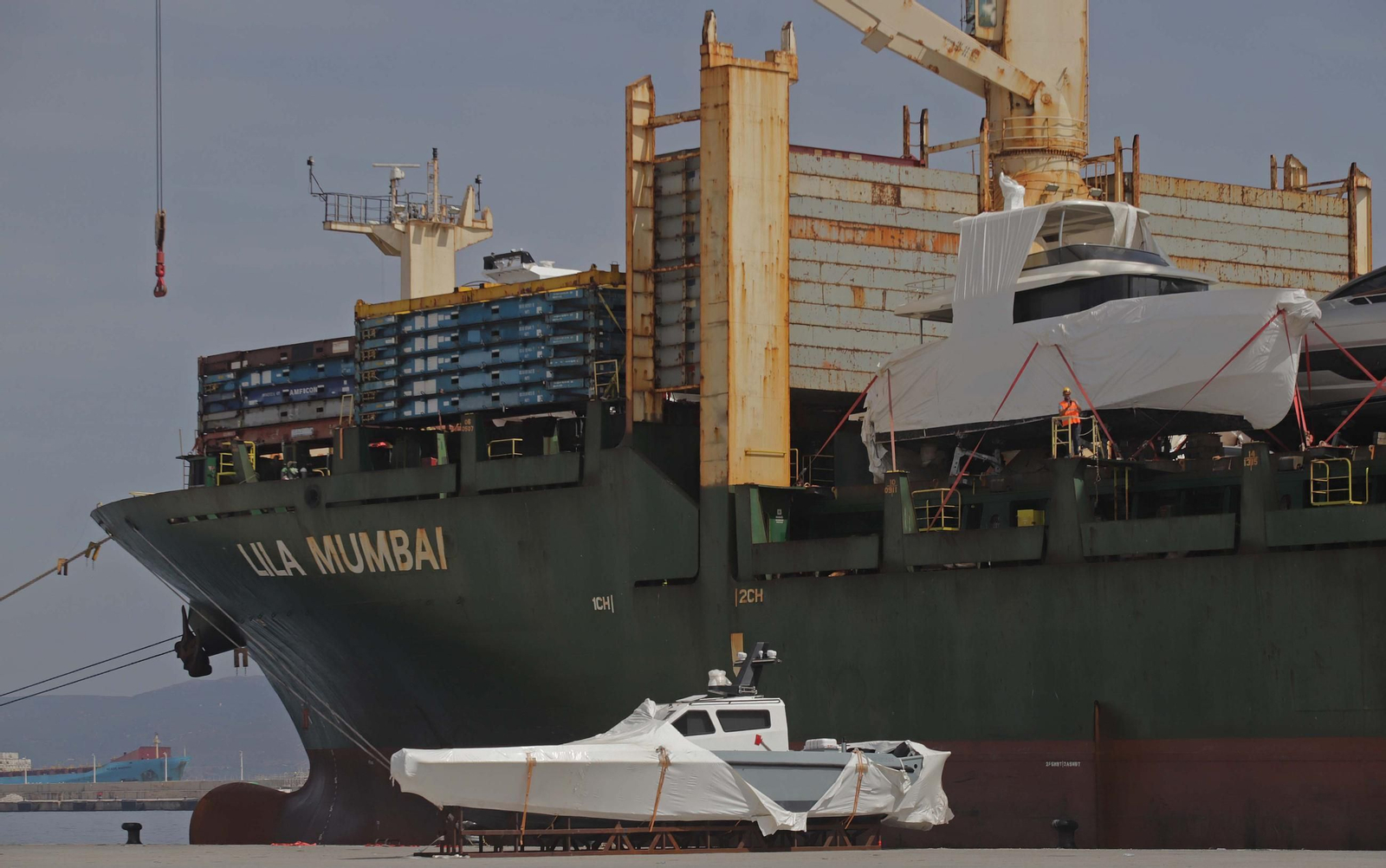 Fotos del dispositivo de descarga de las embarcaciones del buque Lila Mumbai en el Puerto de Algeciras