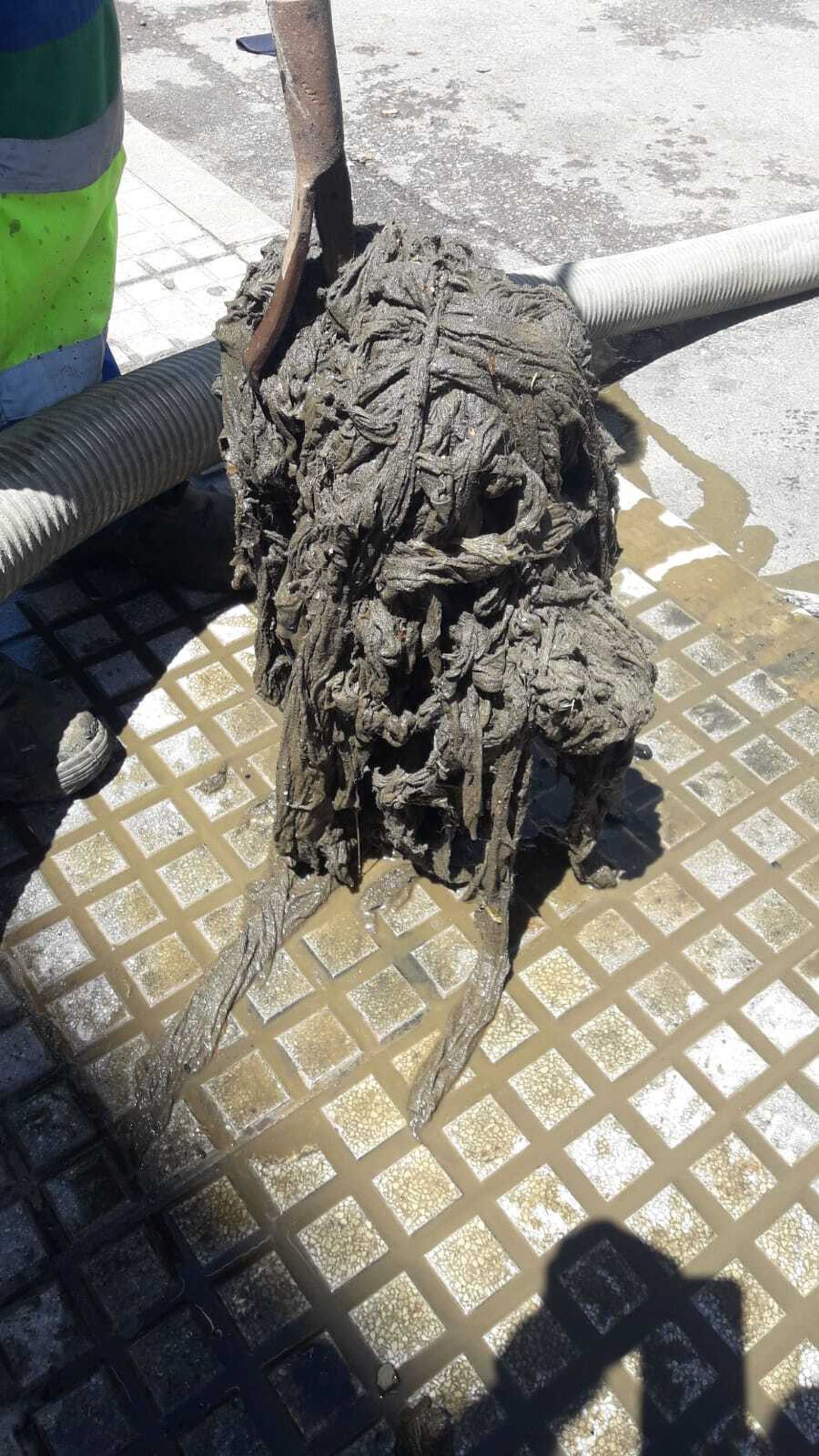 Imagen de uno de los atascos de toallitas tras ser retirado de la red de saneamiento de saneamiento de Apemsa.