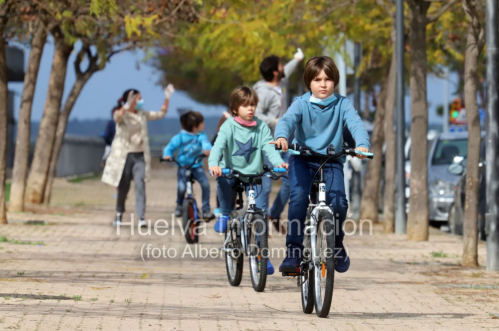 Imágenes del primer día de la salida de niños a la calle en el estado de alarma por coronavirus