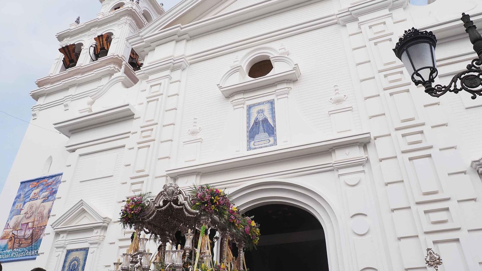 Parada del Simpecado isleño ante la Parroquia de los Dolores