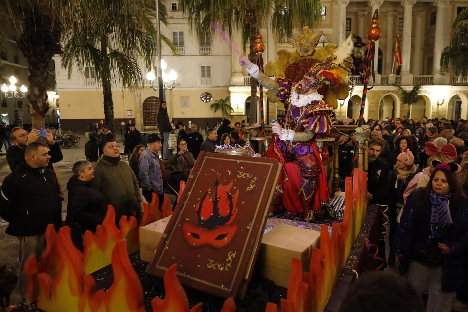 Cortejo, acto y quema del Dios Momo del Carnaval de Cádiz 2026