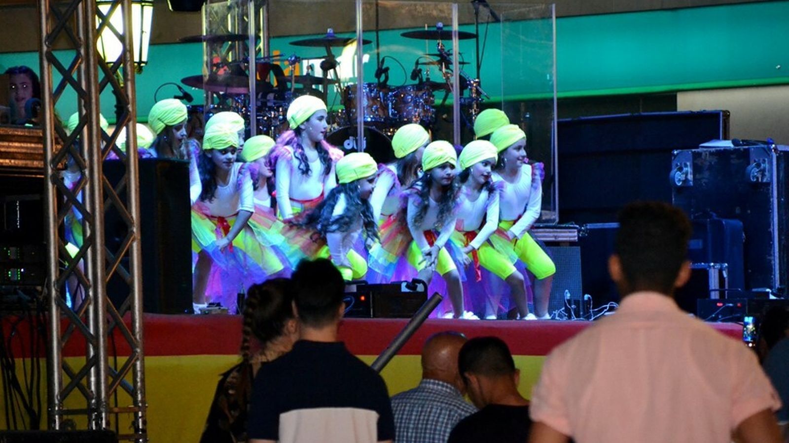 Actuación de un grupo de baile infantil.