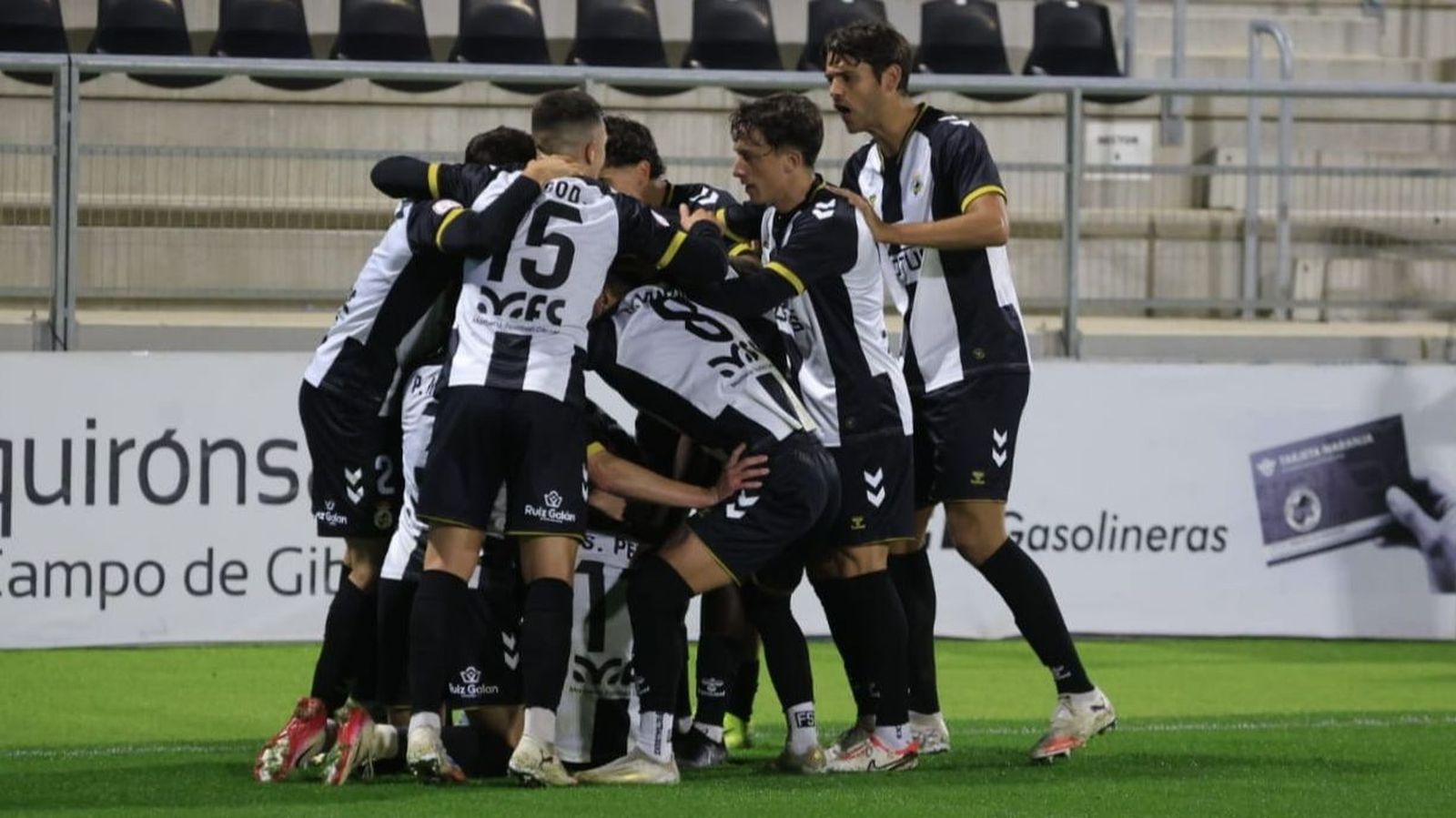 La Balona hace piña para festejar el 1-0, una imagen que simboliza la imagen del equipo durante los 90 minutos