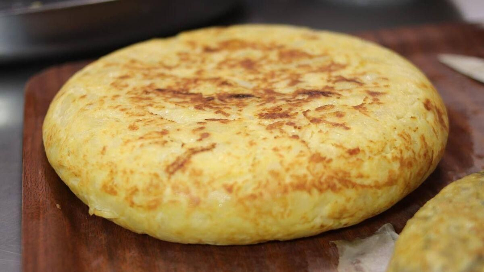 La tortilla de patatas clásica es uno de los productos estrellas del Asador de Naty, fundado por los padres del chef Paco Morales