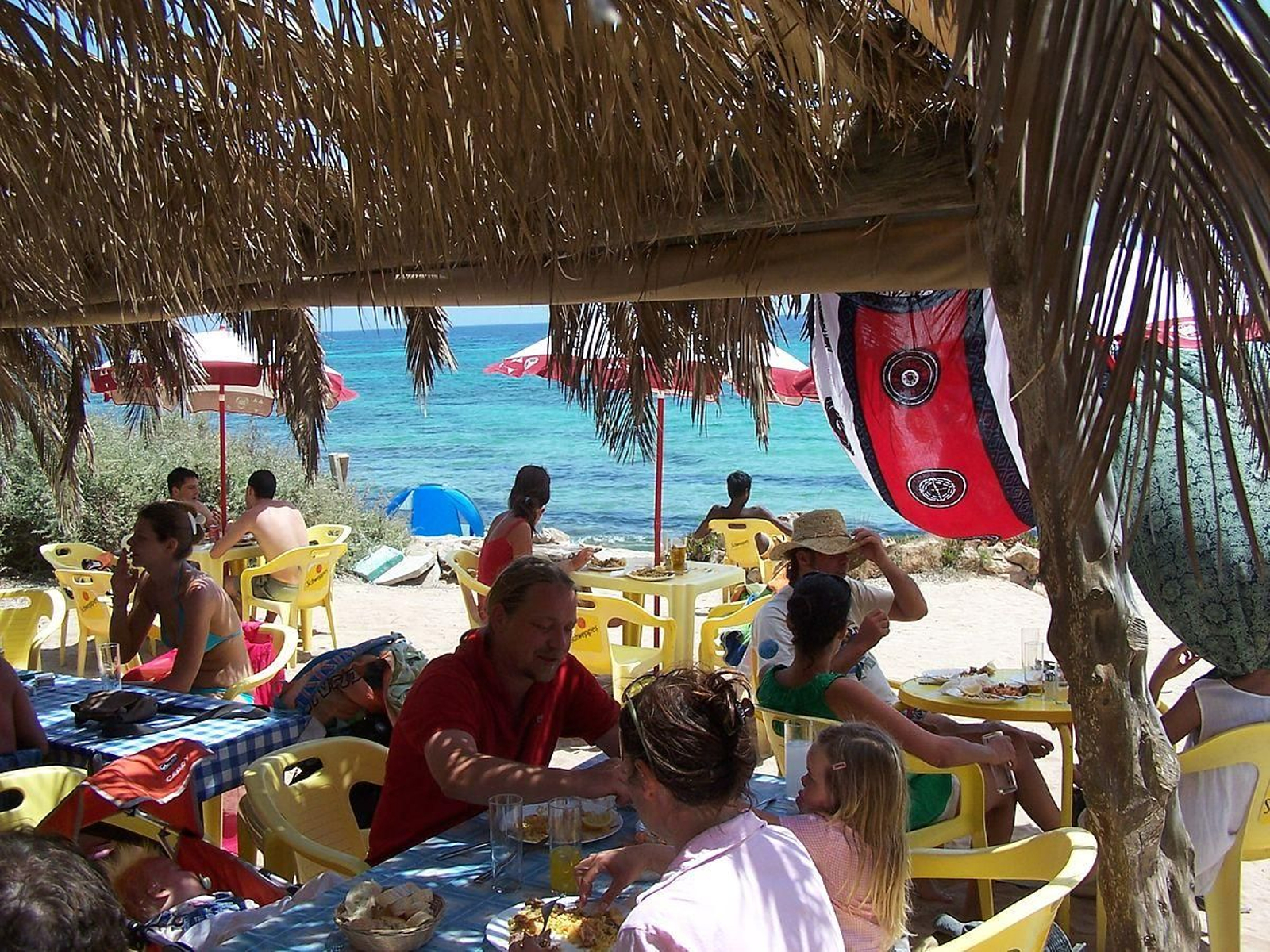 En verano, el chiringuito donde comer tiene mucho peso a la hora de elegir la playa.