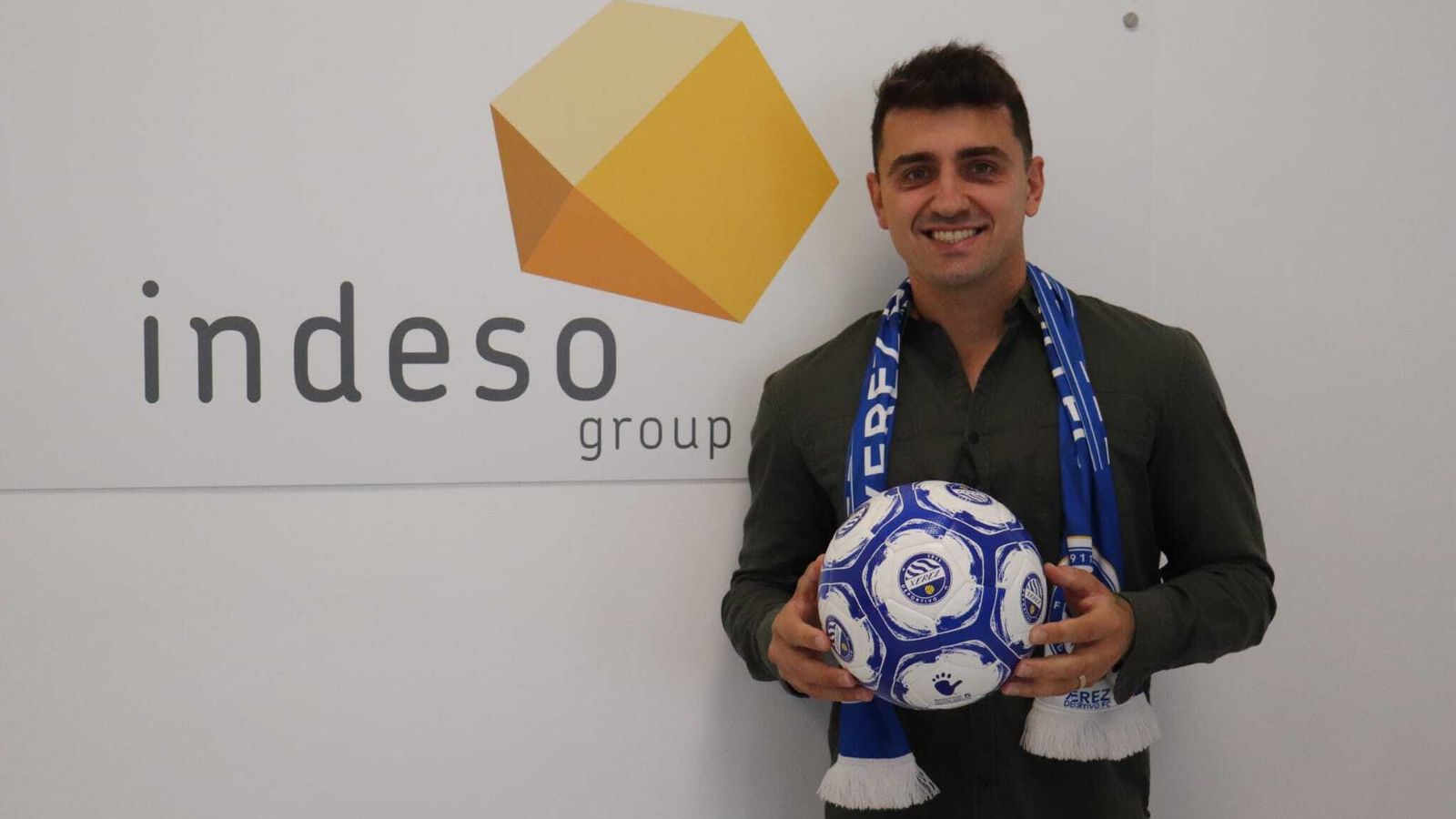 Edu Salles, con un balón y una bufanda del XDFC en su presentación.