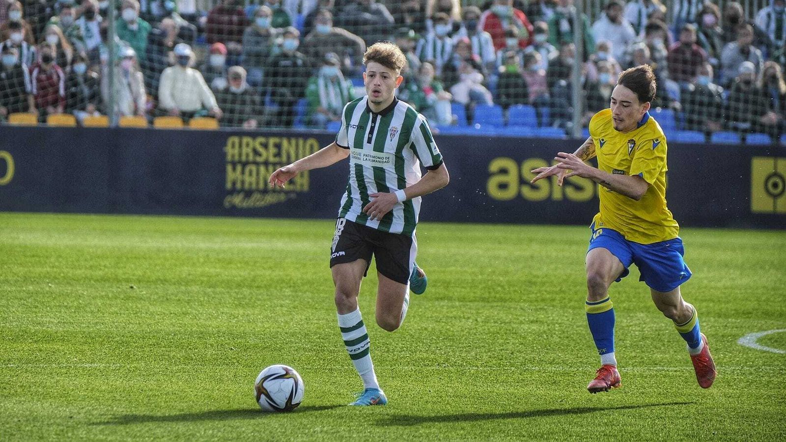 Simo corre con el esférico ante la presión de un rival cadista.