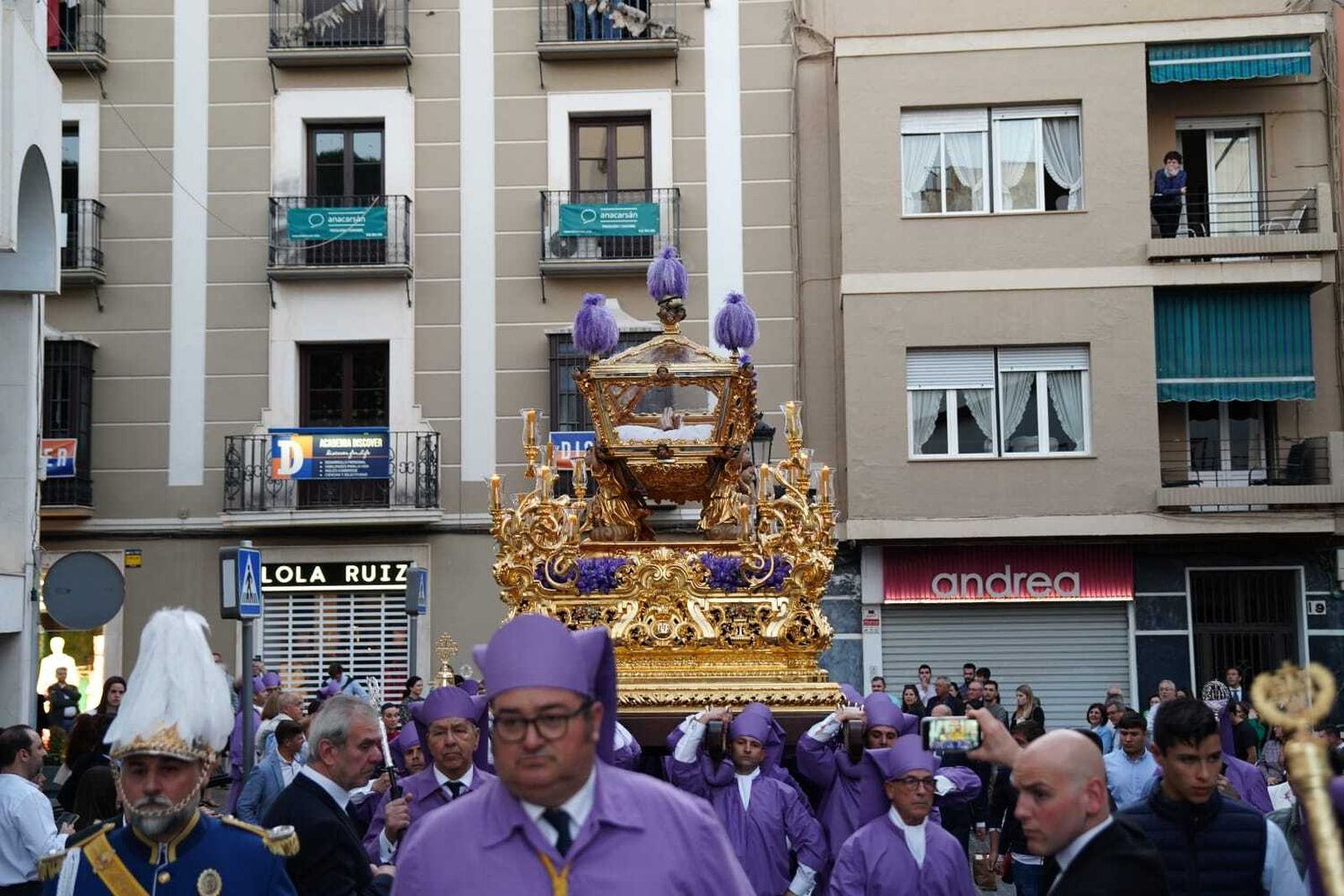 Viernes Santo en Lucena: Emoción ante el paso del Santo Entierro
