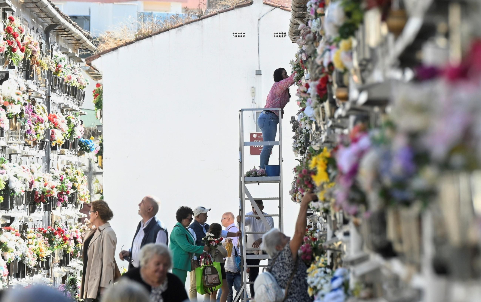 Las imágenes del Día de los Santos en los cementerios de Córdoba