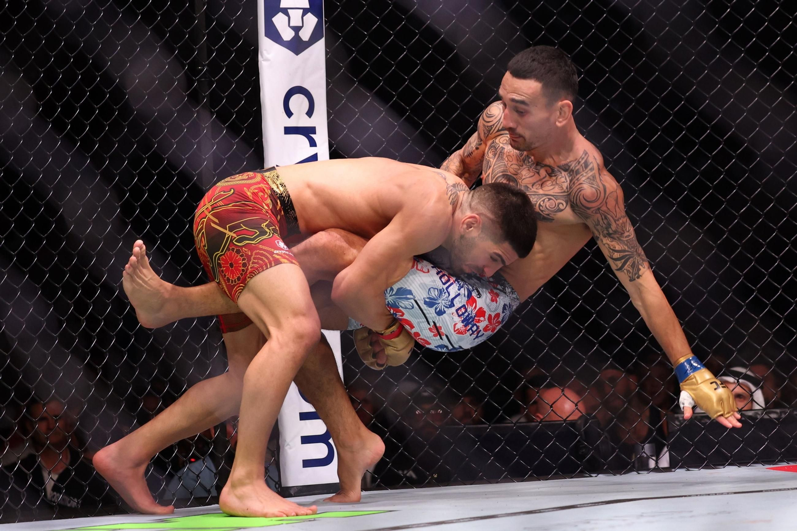 Ilia Topuria derriba a su adversario.